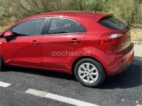 Usado Kia Rio 85 CV (62 kW) 2014 Rojo Berlina