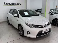 Usado Toyota Auris Hybrid Advance 136 CV (100 kW) 2014 Blanco Berlina