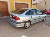 Usado Renault Laguna 111 CV (81 kW) 1999 Plateado Berlina