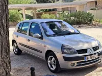Usado Renault Clio II 75 CV (55 kW) 2001 Gris / plata Berlina