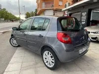 Usado Renault Clio II Dynamique 70 CV (51 kW) 2006 Gris / plata Berlina