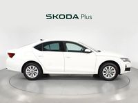 Usado Skoda Octavia Selection 116 CV (85 kW) 2025 Blanco