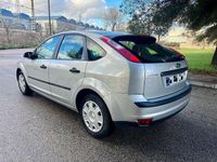 Usado Ford Focus Trend 100 CV (73 kW) 2005 Gris / plata Berlina