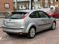 Usado Ford Focus Trend 90 CV (66 kW) 2005 Gris / plata Berlina