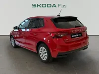 Usado Skoda Fabia Selection 95 CV (69 kW) 2026 Rojo Utilitario