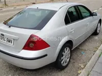 Usado Ford Mondeo Trend 115 CV (84 kW) 2001 Gris / plata Berlina