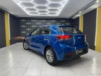 Usado Kia Rio 100 CV (73 kW) 2022 Azul Berlina