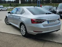 Usado Skoda Superb Style 150 CV (110 kW) 2022 Gris Berlina