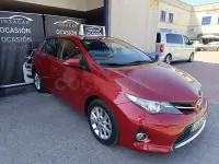 Usado Toyota Auris Active 132 CV (97 kW) 2015 Granate Berlina