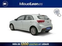 Usado Kia Rio 100 CV (73 kW) 2023 Gris Berlina