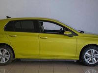 Usado VW Golf VIII Life 131 CV (96 kW) 2020 Verde lima Berlina