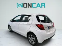 Usado Toyota Yaris Hybrid Active 100 CV (73 kW) 2016 Blanco Berlina
