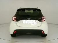 Usado Toyota Yaris Hybrid Active 116 CV (85 kW) 2022 Blanco Berlina