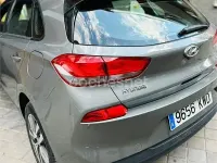 Usado Hyundai i30 120 CV (88 kW) 2019 Gris / plata Berlina