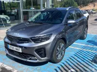 Usado Kia Stonic GT-Line 120 CV (88 kW) 2024 Gris / plata SUV