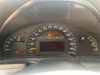 Usado Mercedes C220 Elegance 143 CV (105 kW) 2002 Gris / plata Berlina