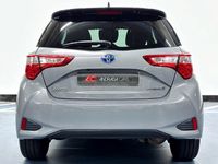 Usado Toyota Yaris Hybrid Edition 100 CV (73 kW) 2018 Gris / plata Berlina