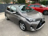 Käytetty Toyota Yaris Hybrid Active 100 HP (73 kW) 2016 Harmaa Sedan
