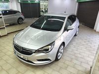 Usado Opel Astra Dynamic 125 CV (91 kW) 2016 Gris / plata Berlina