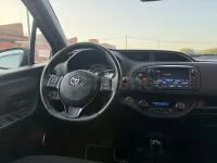 Usado Toyota Yaris Hybrid 100 CV (73 kW) 2016 Granate Berlina