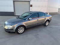 Usado VW Passat Advance 130 CV (95 kW) 2004 Gris / plata Familiar