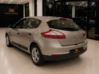 Usado Renault Mégane Authentique 90 CV (66 kW) 2011 Gris / plata Berlina