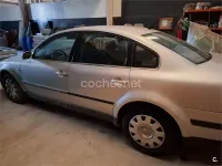 Usado VW Passat Edition 101 CV (74 kW) 2001 Gris / plata Berlina