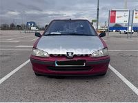 Usado Peugeot 106 60 CV (44 kW) 2002 Granate Utilitario