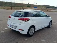 Usado Hyundai i20 84 CV (61 kW) 2015 Blanco Berlina