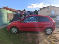 Usado Ford Fiesta 80 CV (58 kW) 2005 Rojo Coupe