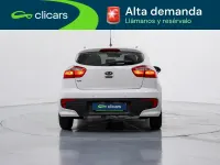 Usado Kia Rio 85 CV (62 kW) 2015 Blanco Berlina