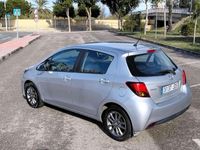 Usado Toyota Yaris Live 69 CV (50 kW) 2015 Gris Utilitario