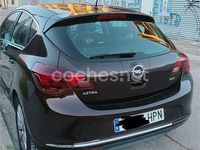 Usado Opel Astra Excellence 130 CV (95 kW) 2013 Marrón Berlina