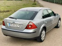 Usado Ford Mondeo Futura 130 CV (95 kW) 2004 Gris / plata Berlina
