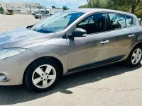 Usado Renault Mégane Dynamique 105 CV (77 kW) 2010 Gris / plata Berlina