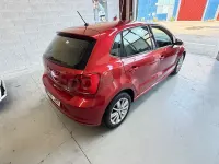 Usado VW Polo Sportline 90 CV (66 kW) 2015 Granate Berlina