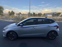 Usado Hyundai i20 101 CV (74 kW) 2021 Gris Familiar