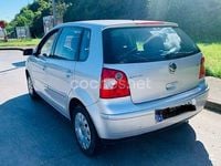Usado VW Polo Trendline 64 CV (47 kW) 2003 Gris / plata Berlina