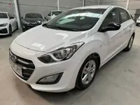 Usado Hyundai i30 110 CV (80 kW) 2015 Blanco Berlina