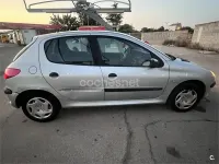 Usado Peugeot 206 90 CV (66 kW) 1999 Gris / plata Utilitario