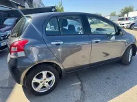 Usado Toyota Yaris 101 CV (74 kW) 2010 Gris / plata Utilitario