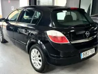 Usado Opel Astra Cosmo 100 CV (73 kW) 2006 Negro Berlina