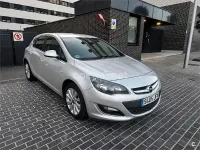 Usado Opel Astra Excellence 140 CV (102 kW) 2015 Gris / plata Berlina