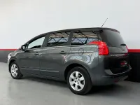 Usado Peugeot 5008 Active 115 CV (84 kW) 2013 Gris / plata Monovolumen