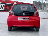 Usado Toyota Aygo Live 68 CV (50 kW) 2010 Rojo Utilitario