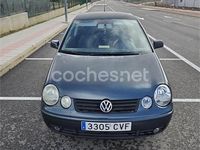 Usado VW Polo Highline 100 CV (73 kW) 2004 Gris / plata Utilitario