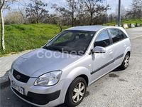 Usado Kia Rio EX 97 CV (71 kW) 2006 Gris / plata Berlina