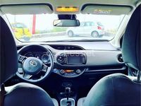 Usado Toyota Yaris Hybrid Active 100 CV (73 kW) 2018 Gris / plata Berlina