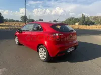 Usado Kia Rio 85 CV (62 kW) 2014 Granate Berlina