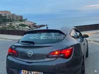Usado Opel Astra GTC Selective 140 CV (102 kW) 2013 Gris / plata Berlina